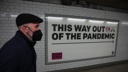Inglaterra retira la mayoría de las restricciones de COVID