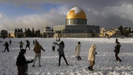 Una inusual nevada cubre Jerusalén de blanco
