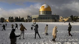 Una inusual nevada cubre Jerusalén de blanco