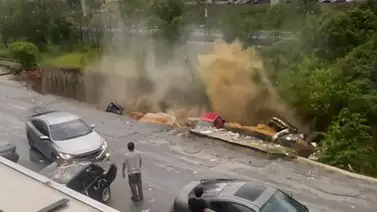 Malasia: deslizamiento de tierra arrastra varios vehículos Malasia: deslizamiento de tierra arrastra varios vehículos