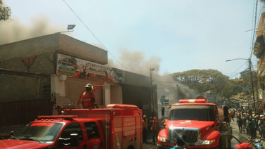 Un herido y 15 carros calcinados dejó incendio en La Paz
