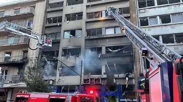 Atenas: 3 heridos en una explosión en un bloque de oficinas
