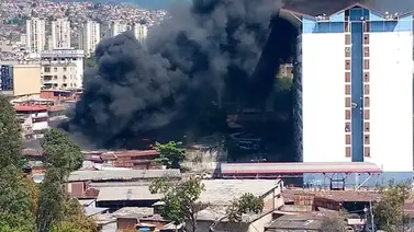 Reportan fuerte incendio en la urbanización La Paz Reportan fuerte incendio en la urbanización La Paz