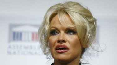 Pamela Anderson firmó su quinto divorcio