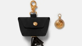 Versace lanza lujosa cartera para bolsas recolectoras de excremento de mascotas