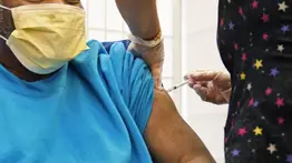 Estudio: Vacunarse y haber tenido COVID da mayor protección