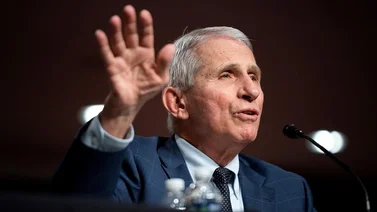 Fauci mantiene esperanzas en debilitación de la COVID-19