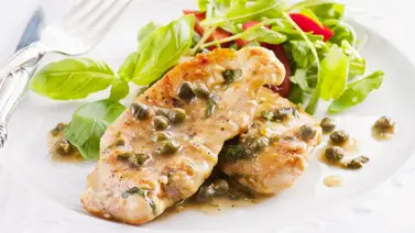 Pollo con alcaparras y ensalada fresca Pollo con alcaparras y ensalada fresca