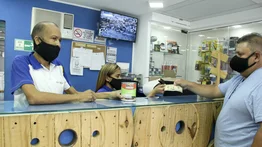 Solo quieren dólares "impecables" en los comercios