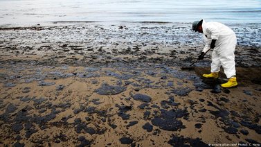 Marea alta origina un derrame de petróleo en la costa de Lima