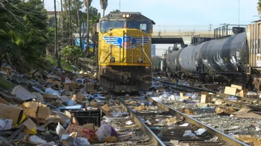 Ladrones roban contenedores de carga de trenes en Los Ángeles