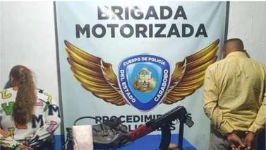 Policía de Carabobo detiene a pareja por cargar un arma de guerra