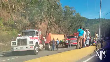 Gandola de empresas Polar se volcó en la bajada de Tazón Gandola de empresas Polar se volcó en la bajada de Tazón