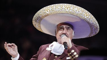 Vicente Fernández se recupera de caída con respirador de soporte