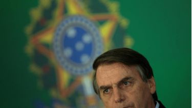 Bolsonaro afirma que vacuna causa sida y Facebook borra el video