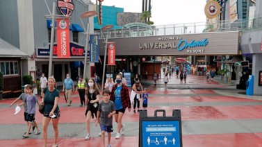 Empleados de Universal deben vacunarse o someterse a pruebas