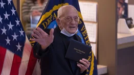 Un veterano de la Segunda Guerra Mundial se gradúa de la escuela a los 98 años
