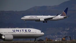 United seguirá recortando vuelos al tener a 3.000 empleados con COVID-19