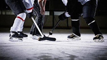Un jugador de hockey sobre hielo muere tras ser degollado con un patín