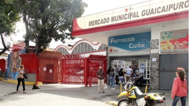 Vecinos de la Av. Andrés Bello exigen tapar huecos y drenajes de la zona