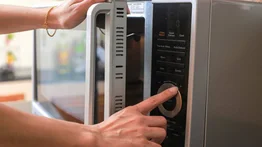 Alimentos que no debes meter en el microondas