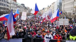 Marchan en Praga contra vacunación obligatoria COVID-19