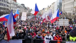 Marchan en Praga contra vacunación obligatoria COVID-19
