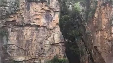 Un enorme pedazo de roca cae sobre lanchas de turistas en Brasil