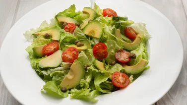 Ensalada fresca de tomate y aguacate