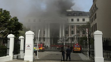 Incendio en el parlamento de Sudáfrica dejó como sospechoso a un hombre de 49 años