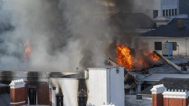 Incendio destruye edificio histórico del Congreso sudafricano