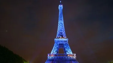 Torre Eiffel se ilumina de azul para celebrar presidencia de la UE