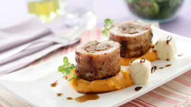 Prepara una silla de cordero rellena Prepara una silla de cordero rellena