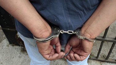 Padrastro de una joven fue detenido por abusar de ella durante un año