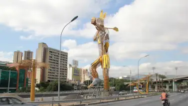 Guaicaipuro no está solo en la autopista, un jaguar lo acompaña Guaicaipuro no está solo en la autopista, un jaguar lo acompaña