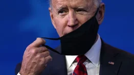Biden no descarta exigir vacunas a viajeros en EEUU