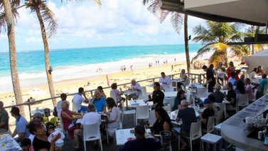 Limitan aforo en locales de comida y bebida por COVID-19 en Puerto Rico