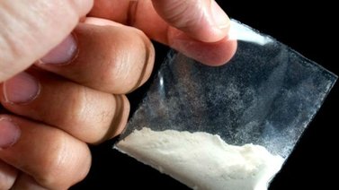 Un hombre le da cocaína a su hija en lugar de un laxante