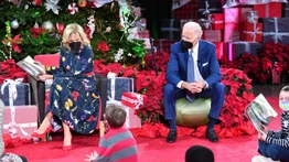 Biden y la primera dama visitan un hospital para niños en Nochebuena