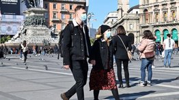 Italia impone la mascarilla en la calle y cierra discotecas contra la ómicron