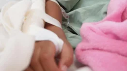 Golpeó a su sobrina con un palo porque “no se dejaba peinar”