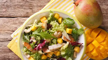 Proteínas y frutas: ingredientes para una ensalada caribeña Proteínas y frutas: ingredientes para una ensalada caribeña
