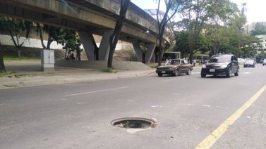 Alcantarillas sin tapas ponen en riesgo la vida del venezolano