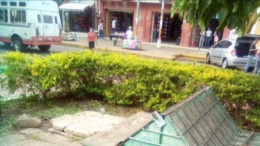 Muere niño de dos años al caer en alcantarilla sin tapa