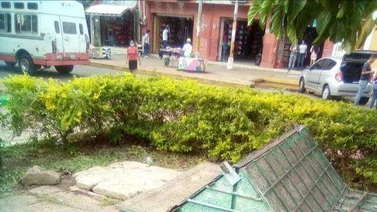 Muere niño de dos años al caer en alcantarilla sin tapa