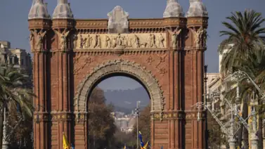 Catalanes protestan contra orden de enseñar más español en escuelas Catalanes protestan contra orden de enseñar más español en escuelas