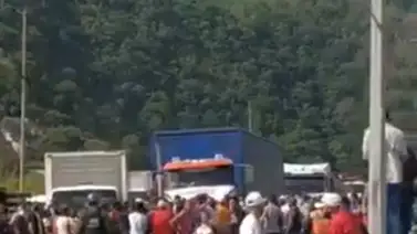 Choque de gandolas paraliza la Gran Mariscal de Ayacucho Choque de gandolas paraliza la Gran Mariscal de Ayacucho