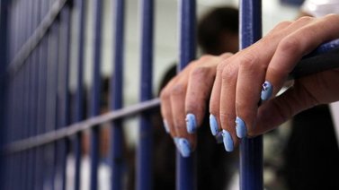 Arrestan a mujer que envenenó a su novio por hablar demasiado