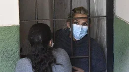 Hija de Áñez denuncia agresión a su madre por una policía en prisión
