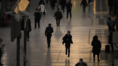 El Reino Unido elimina la lista roja de viajes pero exigirá test COVID